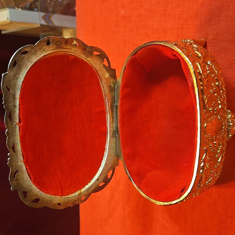 Elegant Vintage  Gold and White Jewelry Box.With Original Box - Picture 2 of 9